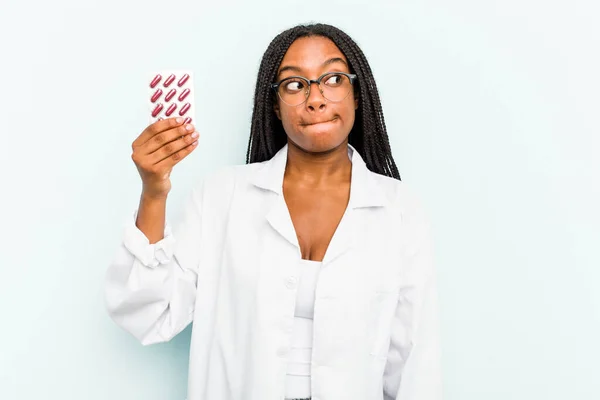 Young African American Pharmacist Woman Isolated Blue Background Confused Feels — Stock Photo, Image
