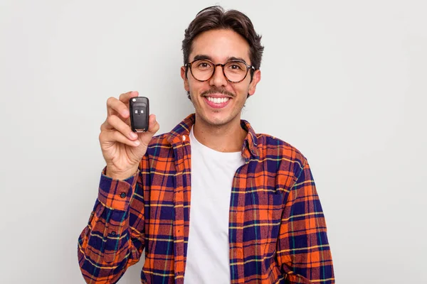 Joven Hispano Sosteniendo Llaves Coche Aisladas Sobre Fondo Blanco Feliz — Foto de Stock