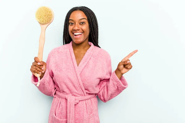 Jovem Afro Americana Segurando Uma Escova Banheira Isolada Fundo Azul — Fotografia de Stock