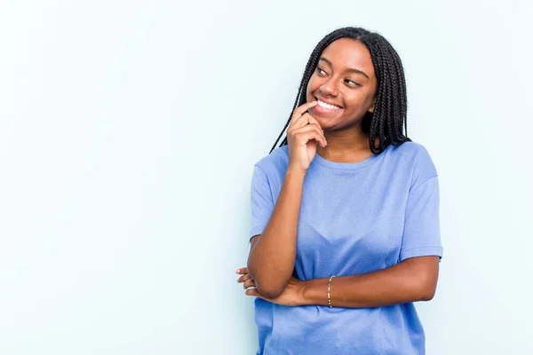 Mavi Arka Planda Saçı Olan Genç Afrikalı Amerikalı Kadın Rahatlamış — Stok fotoğraf