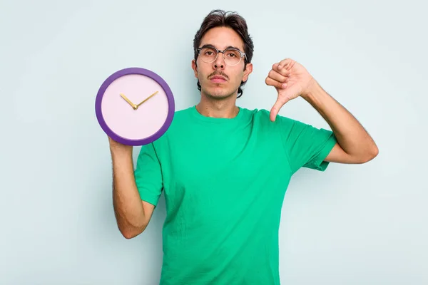 Молодий Іспаномовний Чоловік Тримає Годинник Ізольовано Білому Тлі Показуючи Нелюбовний — стокове фото