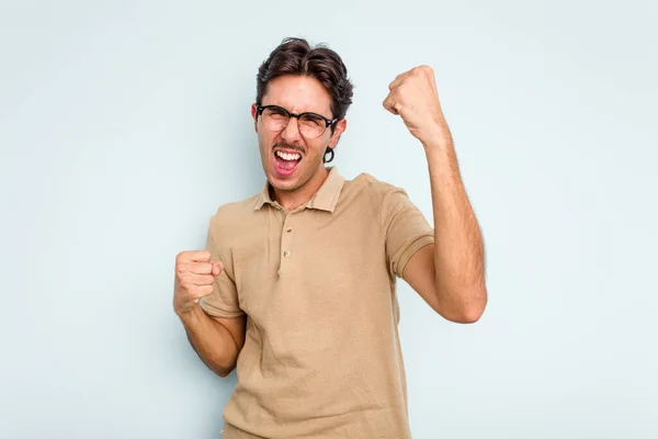 Ung Latinamerikansk Man Isolerad Blå Bakgrund Jublande Bekymmerslös Och Upphetsad — Stockfoto