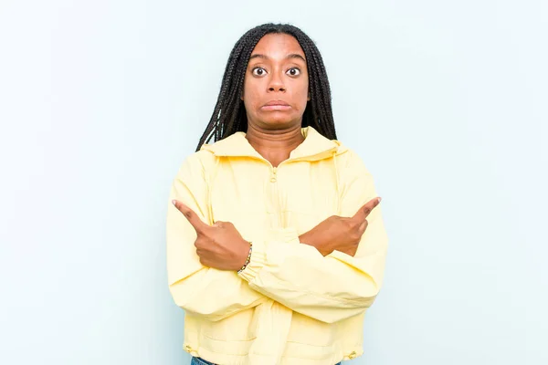 Ung Afroamerikansk Kvinna Med Flätor Hår Isolerad Blå Bakgrund Pekar — Stockfoto