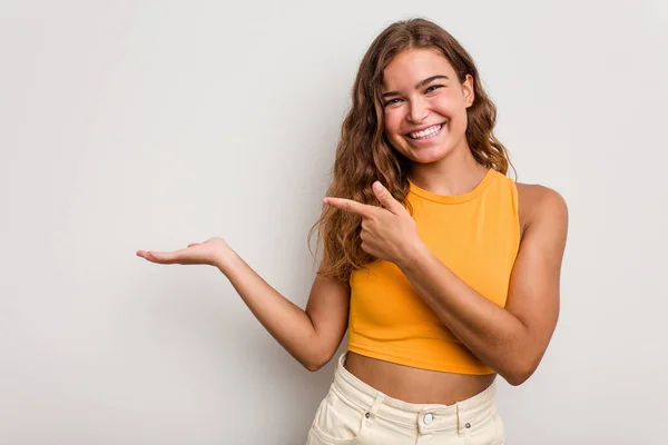 Joven Mujer Caucásica Aislada Sobre Fondo Azul Excitada Sosteniendo Espacio — Foto de Stock