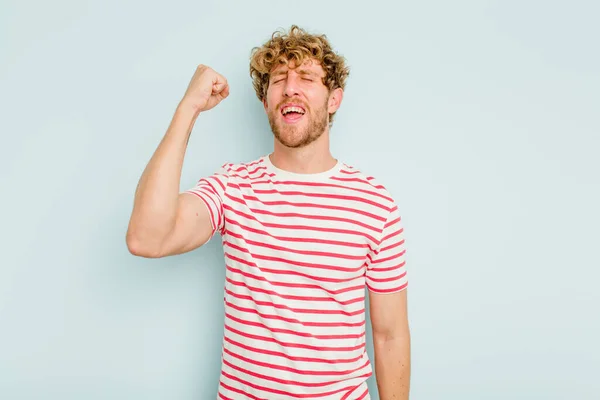 Young Caucasian Man Isolated Blue Background Celebrating Victory Passion Enthusiasm — Stock Photo, Image