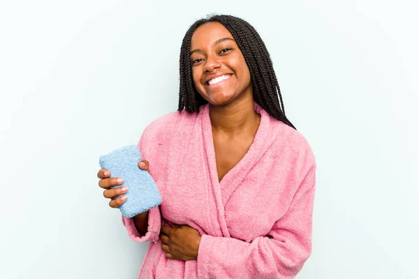 Mavi Arka Planda Sünger Tutan Genç Afrikalı Amerikalı Kadın Gülüyor — Stok fotoğraf