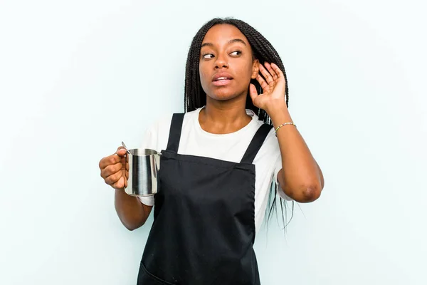 Giovane Donna Barista Afroamericana Isolata Sfondo Blu Cercando Ascoltare Pettegolezzo — Foto Stock