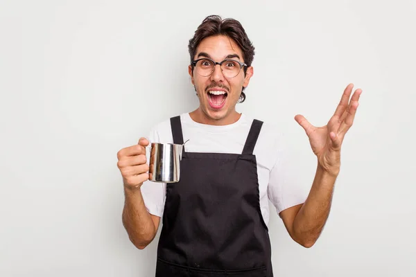 Mladý Hispánský Barista Muž Izolovaný Bílém Pozadí Obdrží Příjemné Překvapení — Stock fotografie