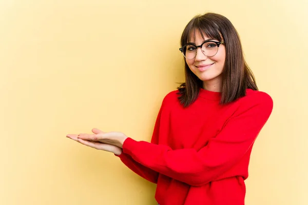 Junge Kaukasische Frau Isoliert Auf Gelbem Hintergrund Mit Einem Kopierraum — Stockfoto