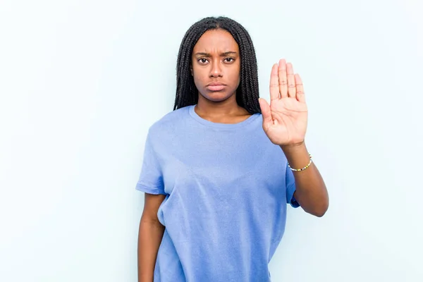 年轻的非洲裔美国女人 辫子被隔离在蓝色的背景上 伸出的手显示出停止的迹象 阻止了你 — 图库照片