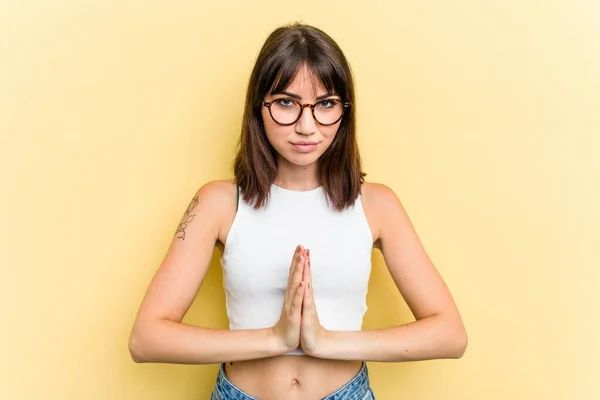 Jonge Blanke Vrouw Geïsoleerd Gele Achtergrond Bidden Tonen Devotie Religieuze — Stockfoto