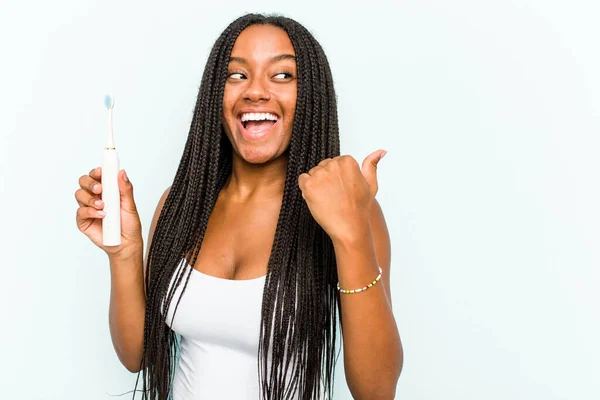 Joven Mujer Afroamericana Sosteniendo Cepillo Dientes Eléctrico Aislado Puntos Fondo — Foto de Stock