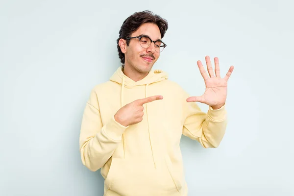 Mladý Hispánec Muž Izolované Modrém Pozadí Úsměvem Veselý Ukazující Číslo — Stock fotografie