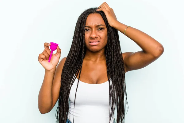 Ung Afroamerikansk Kvinna Som Håller Menstruationskopp Isolerad Blå Bakgrund Chockad — Stockfoto