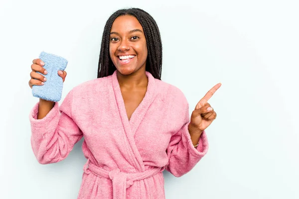 Mavi Arka Planda Sünger Tutan Genç Afrikalı Amerikalı Kadın Gülümsüyor — Stok fotoğraf