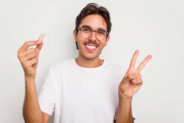 Jonge Spaanse Man Met Hoortoestel Geïsoleerd Witte Achtergrond Vrolijk Zorgeloos — Stockfoto