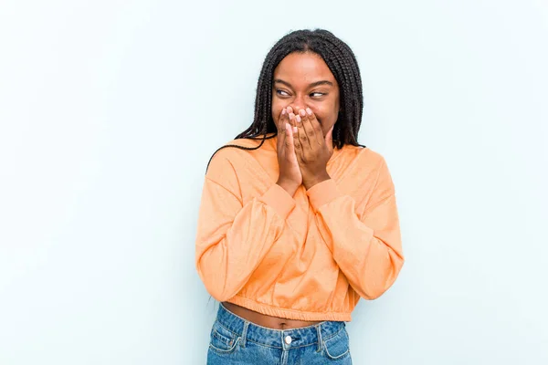 Νεαρή Αφρο Αμερικανίδα Κοτσίδες Απομονωμένες Μπλε Φόντο Γελώντας Για Κάτι — Φωτογραφία Αρχείου