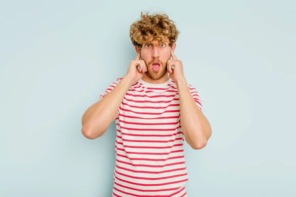 Young Caucasian Man Isolated Blue Background Covering Ears Fingers Stressed — Stock Photo, Image