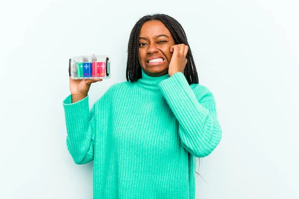 Young African American Woman Holding Battery Box Isolated Blue Background — Stock Photo, Image
