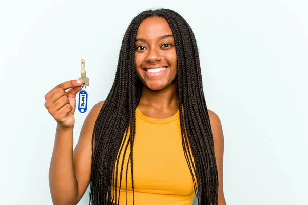 Mladá Afroameričanka Drží Domácí Klíče Izolované Modrém Pozadí Šťastný Usmívající — Stock fotografie