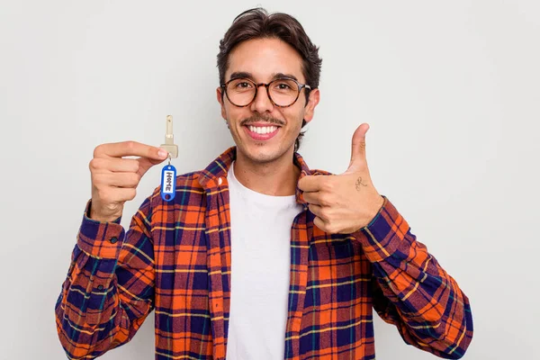 Mladý Hispánec Muž Drží Doma Klíče Izolované Bílém Pozadí Úsměvem — Stock fotografie