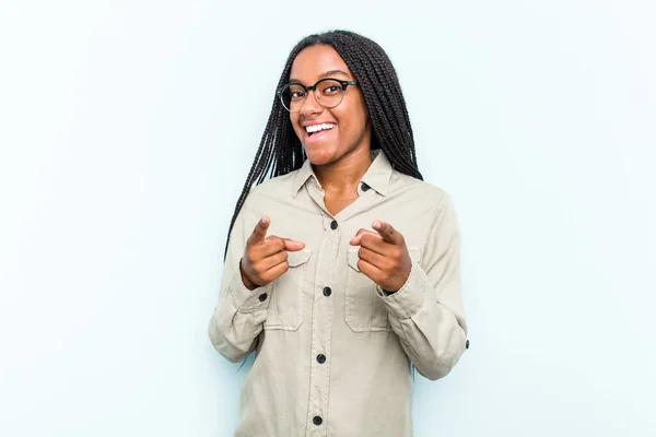 Giovane Donna Afroamericana Con Trecce Capelli Isolati Sfondo Blu Che — Foto Stock