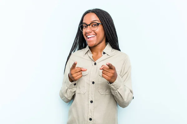 Joven Mujer Afroamericana Con Trenzas Aisladas Sobre Fondo Azul Apuntando —  Fotos de Stock