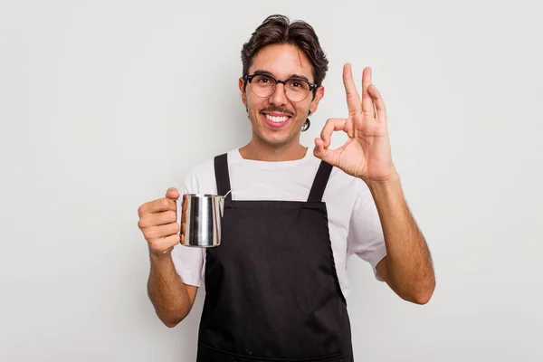 Jonge Hispanic Barista Man Geïsoleerd Witte Achtergrond Vrolijk Zelfverzekerd Tonen — Stockfoto