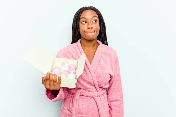 Ung Afroamerikansk Kvinna Som Håller Aromatisk Bollar För Badkar Isolerad — Stockfoto