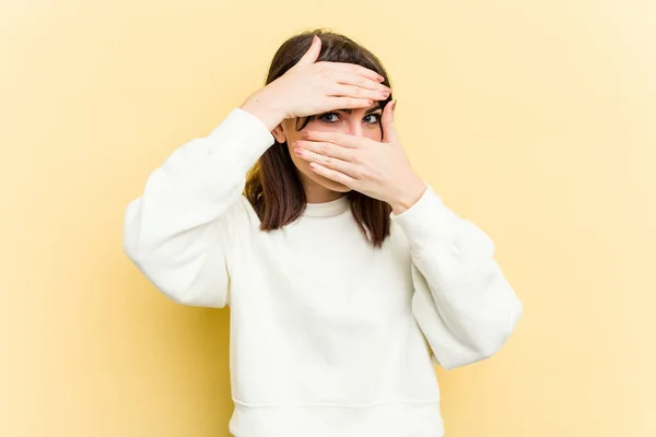 Jonge Blanke Vrouw Geïsoleerd Gele Achtergrond Knipperen Camera Door Vingers — Stockfoto