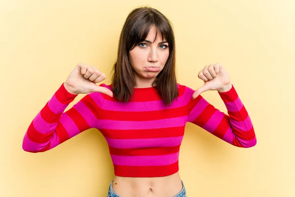 Jeune Femme Caucasienne Isolée Sur Fond Jaune Montrant Geste Détestable — Photo