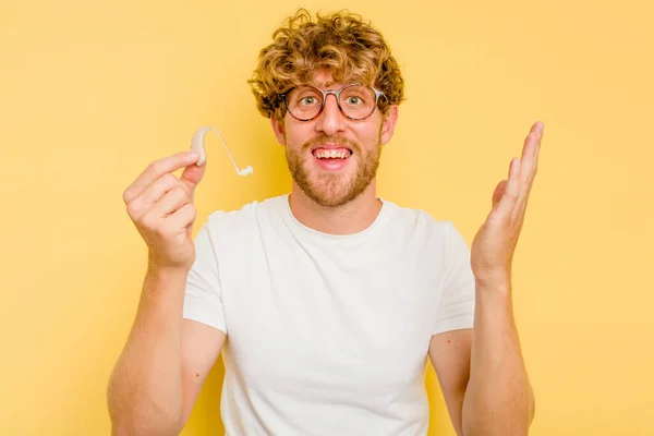 Junge Kaukasische Mann Mit Hörgerät Isoliert Auf Gelbem Hintergrund Erhalten — Stockfoto