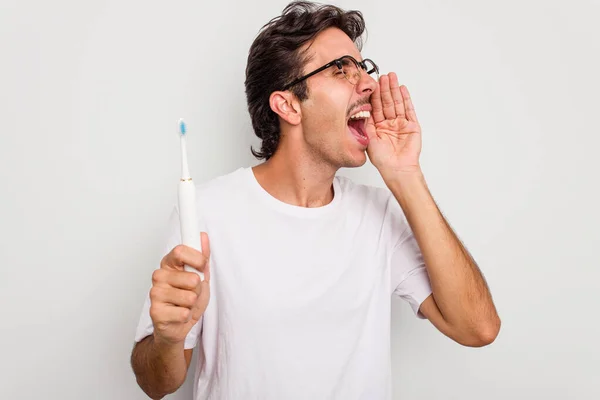 Jovem Hispânico Segurando Escova Dentes Elétrica Isolada Fundo Branco Gritando — Fotografia de Stock