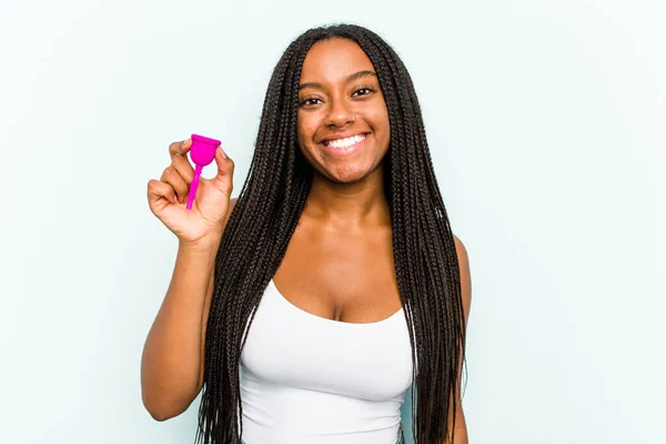 Junge Afroamerikanerin Hält Menstruationstasse Isoliert Auf Blauem Hintergrund Glücklich Lächelnd — Stockfoto