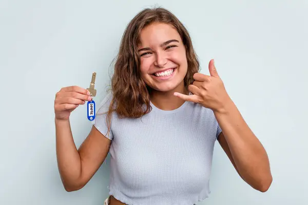 Young Caucasian Woman Holding Home Keys Isolated Blue Background Showing — Photo