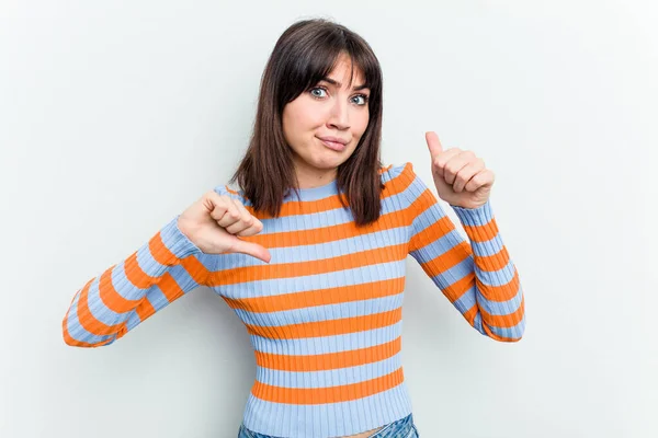 Mujer Joven Caucásica Aislada Sobre Fondo Blanco Mostrando Pulgares Hacia — Foto de Stock