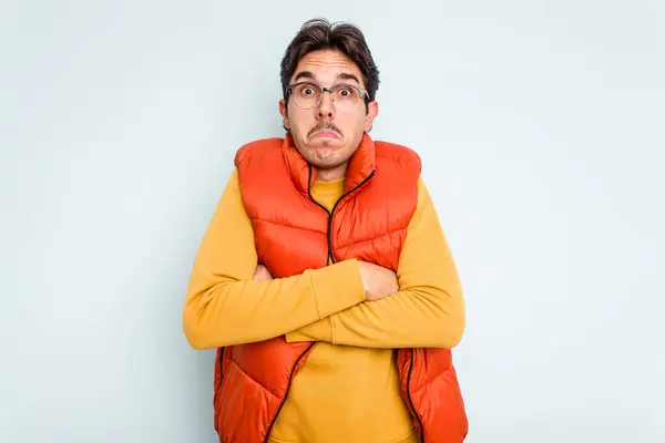 Young Hispanic Man Isolated Blue Background Shrugs Shoulders Open Eyes — Stock Photo, Image