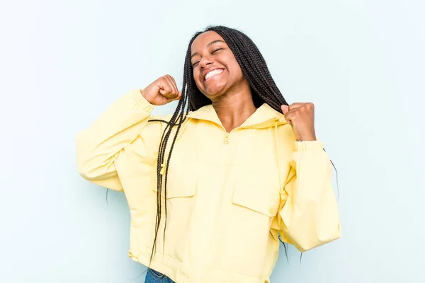 Ung Afroamerikansk Kvinna Med Flätor Hår Isolerad Blå Bakgrund Firar — Stockfoto