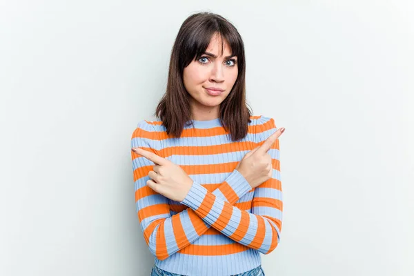 Junge Kaukasische Frau Isoliert Auf Weißem Hintergrund Zeigt Seitwärts Versucht — Stockfoto