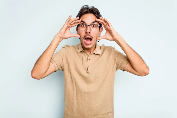 Young Hispanic Man Isolated Blue Background Receiving Pleasant Surprise Excited — Stock Photo, Image
