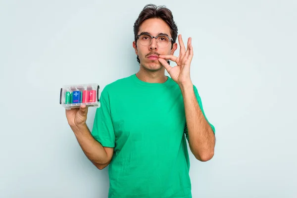 Mladý Hispánec Drží Baterii Krabice Izolované Bílém Pozadí Prsty Rtech — Stock fotografie
