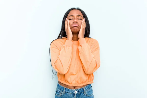 Młoda Afroamerykanka Warkoczami Odizolowana Niebieskim Tle Jęczy Płacze Niepocieszająco — Zdjęcie stockowe