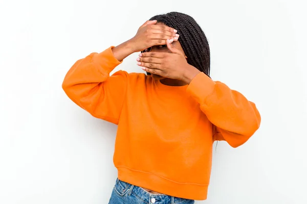 Jovem Afro Americana Isolada Fundo Branco Piscar Para Câmera Através — Fotografia de Stock