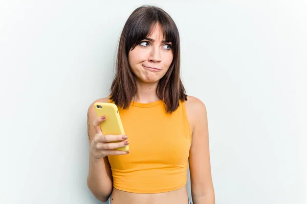 Young Caucasian Woman Using Mobile Phone Isolated White Background Confused — Stock Photo, Image