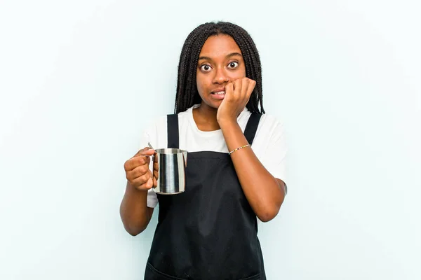 Joven Barista Afroamericana Aislada Sobre Fondo Azul Mordiendo Uñas Nerviosa — Foto de Stock