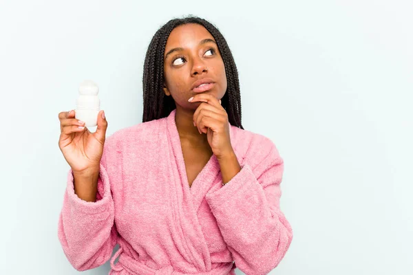 Jonge Afro Amerikaanse Vrouw Draagt Badjas Met Een Deodorant Geïsoleerd — Stockfoto