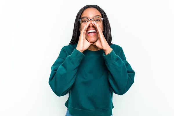 Jonge Afro Amerikaanse Vrouw Geïsoleerd Witte Achtergrond Zeggen Een Roddel — Stockfoto