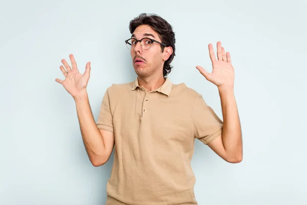 Ung Latinamerikansk Man Isolerad Blå Bakgrund Blir Chockad Grund Överhängande — Stockfoto