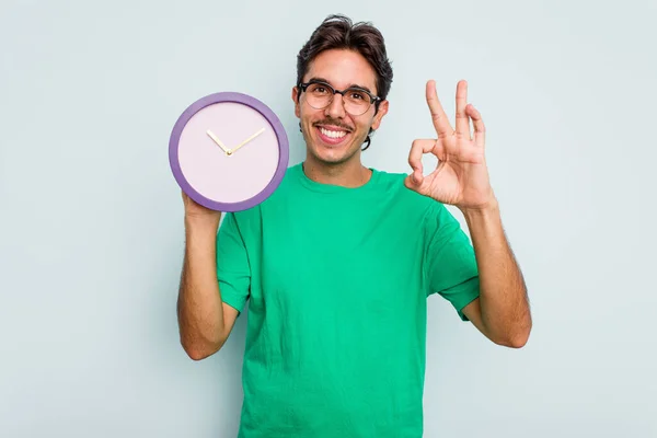 Jeune Homme Hispanique Tenant Une Horloge Isolée Sur Fond Blanc — Photo
