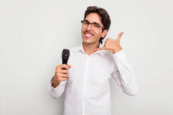 Mladý Hispánský Zpěvák Muž Izolovaný Bílém Pozadí Ukazující Gesto Mobilního — Stock fotografie